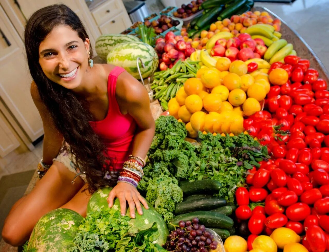 Сыроед. Овощи и фрукты. Сыроедение овощи фрукты. Девушка с овощами. Девушка с овощами и фруктами.