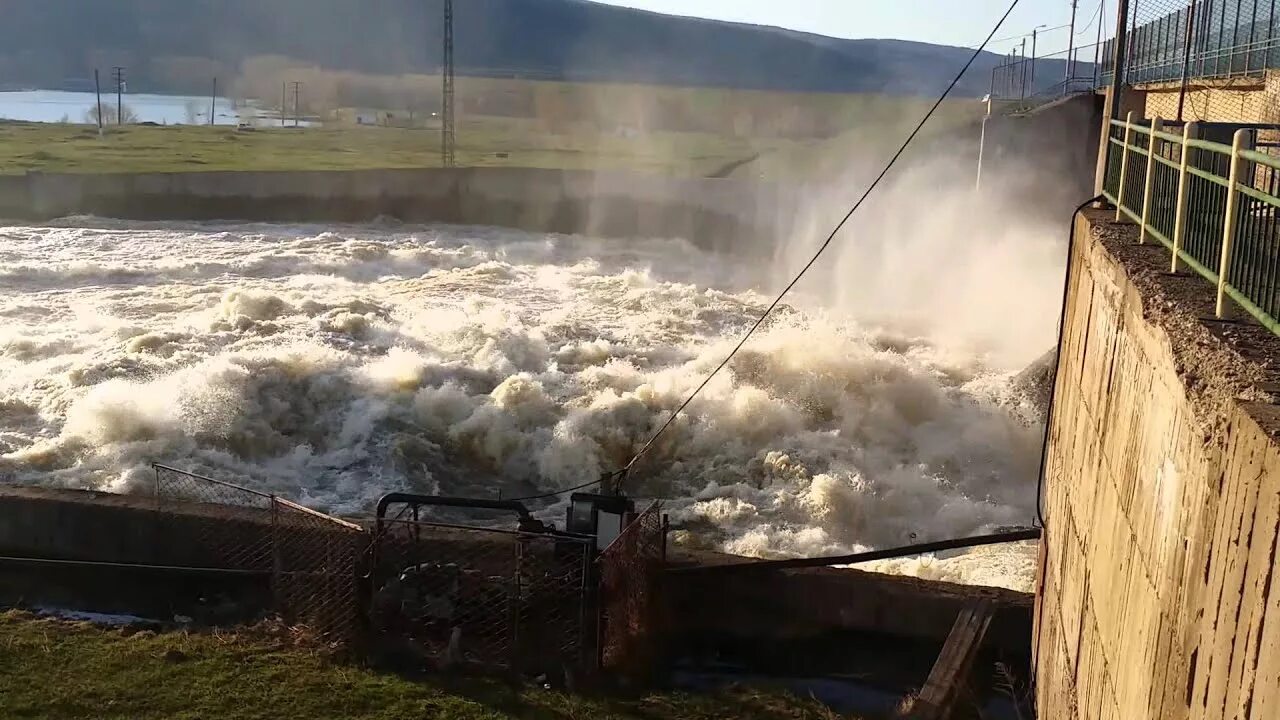 Сброс воды на сорочинском водохранилище сегодня. Юмагузинское водохранилище плотина. Юмагузинское водохранилище дамба. Нугушское водохранилище ГЭС. Нугушское водохранилище дамба.