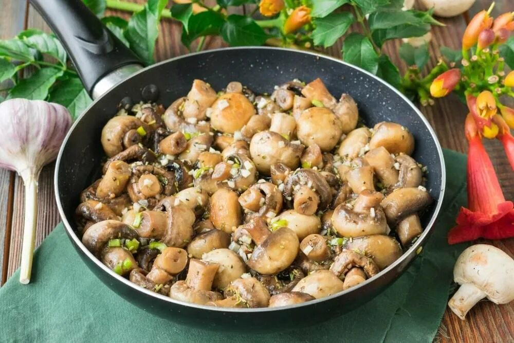 Вкусно пожарить шампиньоны на сковороде с луком. Жареные шампиньоны. готовые жареные шампиньоны. жареные грибы острые. грибы жареные маленькие.