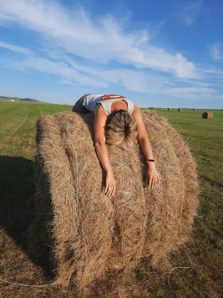 Сколько сена в стогу. Поле сено. Девушка на стоге сена. Стог соломы. Фотосессия на стоге соломы.
