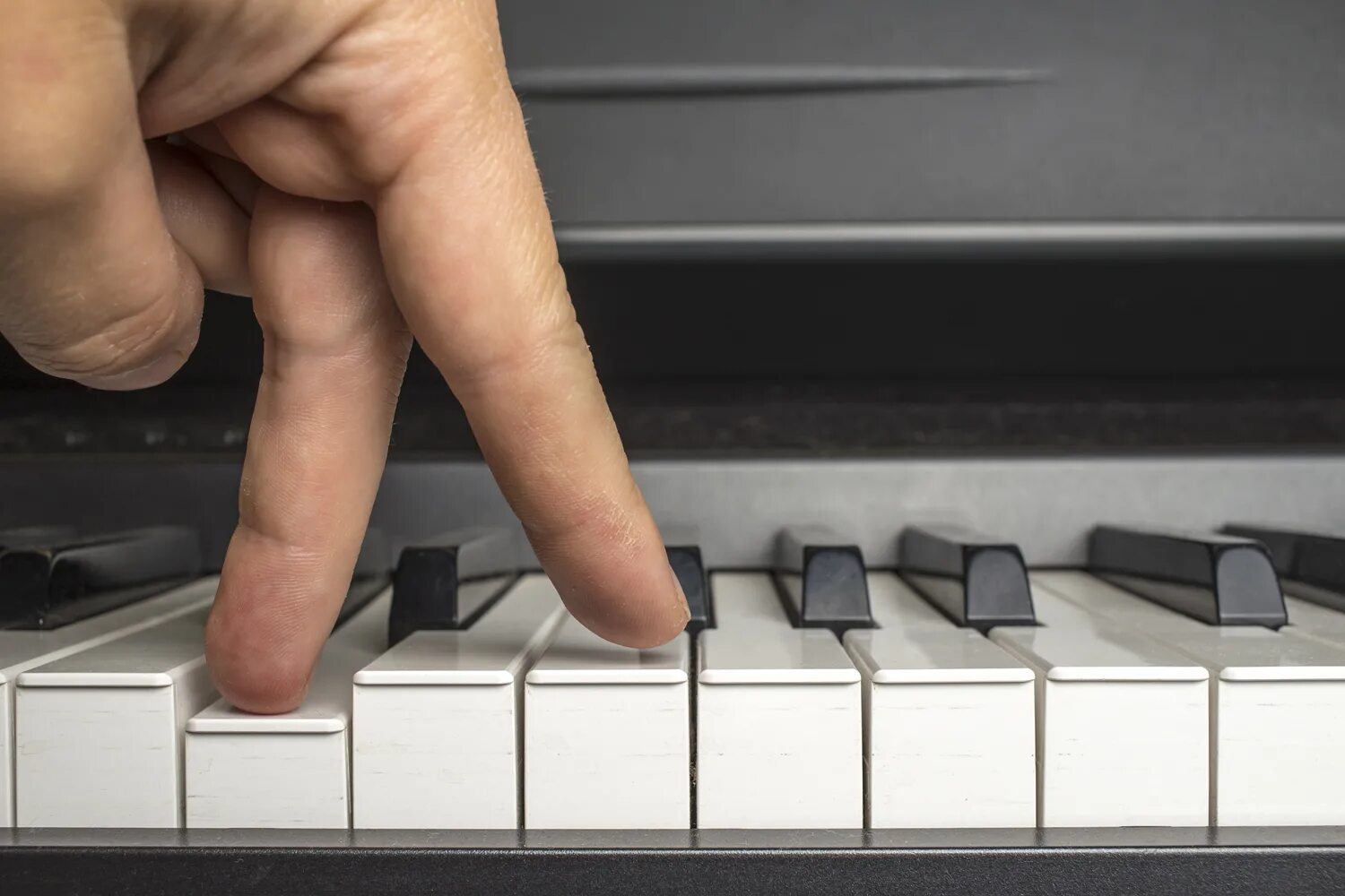 Нажатие клавиши пианино. Нажатие на клавишу пианино. Клавиши и пальцы. Нажатые клавиши пианино. Последние нажатые клавиши