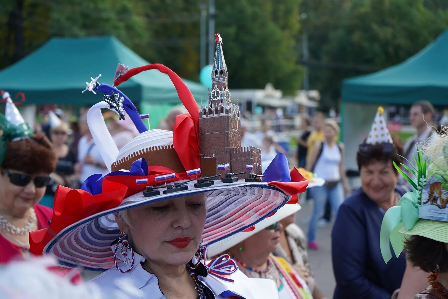 Пасхальная шляпа. Шляпы на королевских скачках роял аскот. Скачки в англии парад шляпок. Парад детских шляп в детском саду. Парад пасхальных шляп.