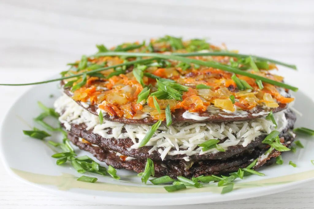 Торт из печени свиной. Печеночный торт со свиной печенью. Печёночный торт из свиной печени. Кето печеночный торт. Печёночный торт на праздничный стол.