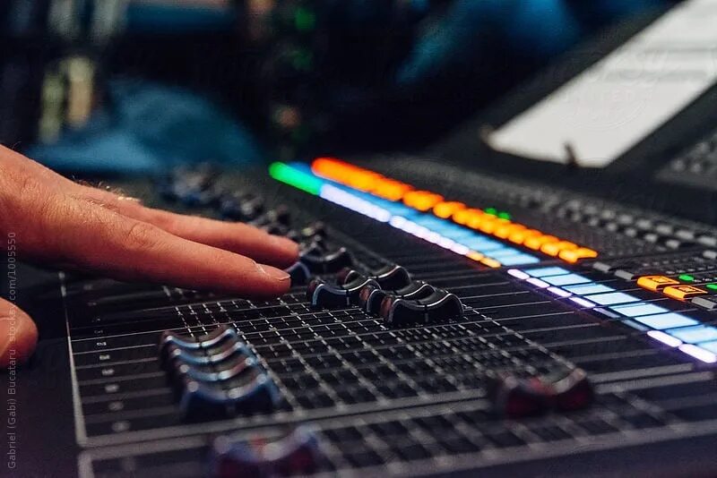 День звукооператора. Звукорежиссер картинки для презентации. Концертный звукорежиссер. День звукооператора. Концертный пульт звукорежиссера.