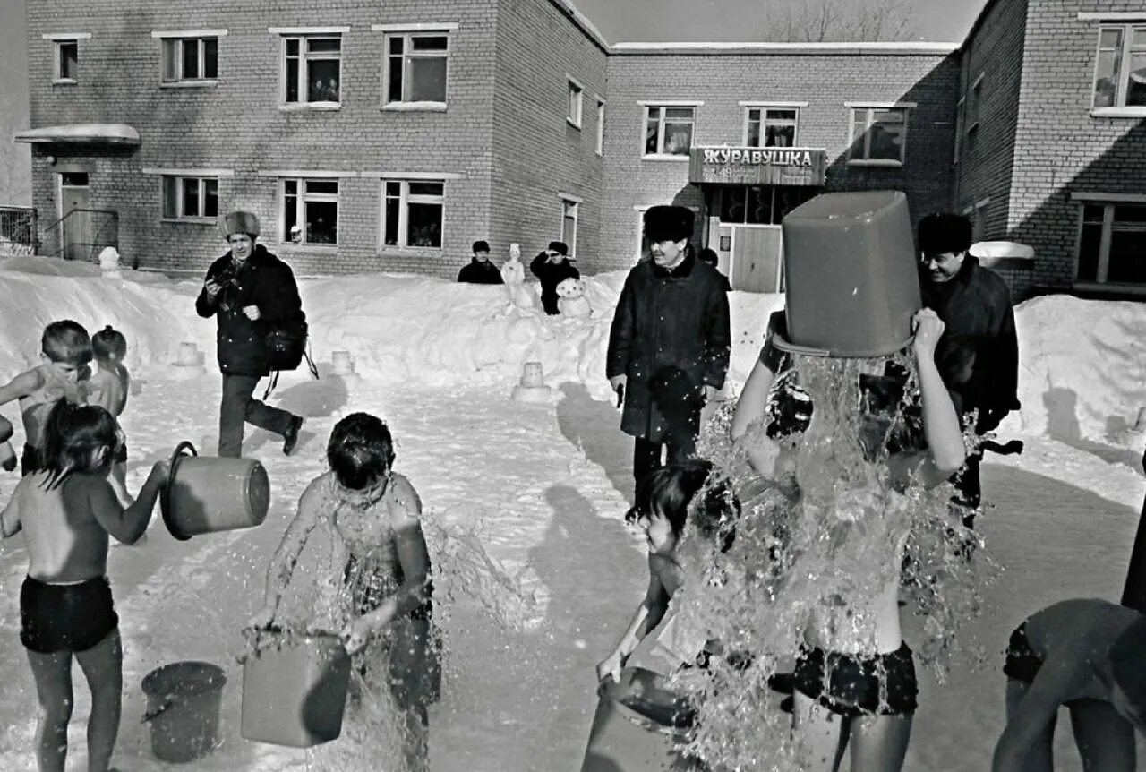 Закаливание детей в СССР. Закаливание в детском саду в СССР. Обливание в детском саду СССР. Дети детсад обливание в СССР.