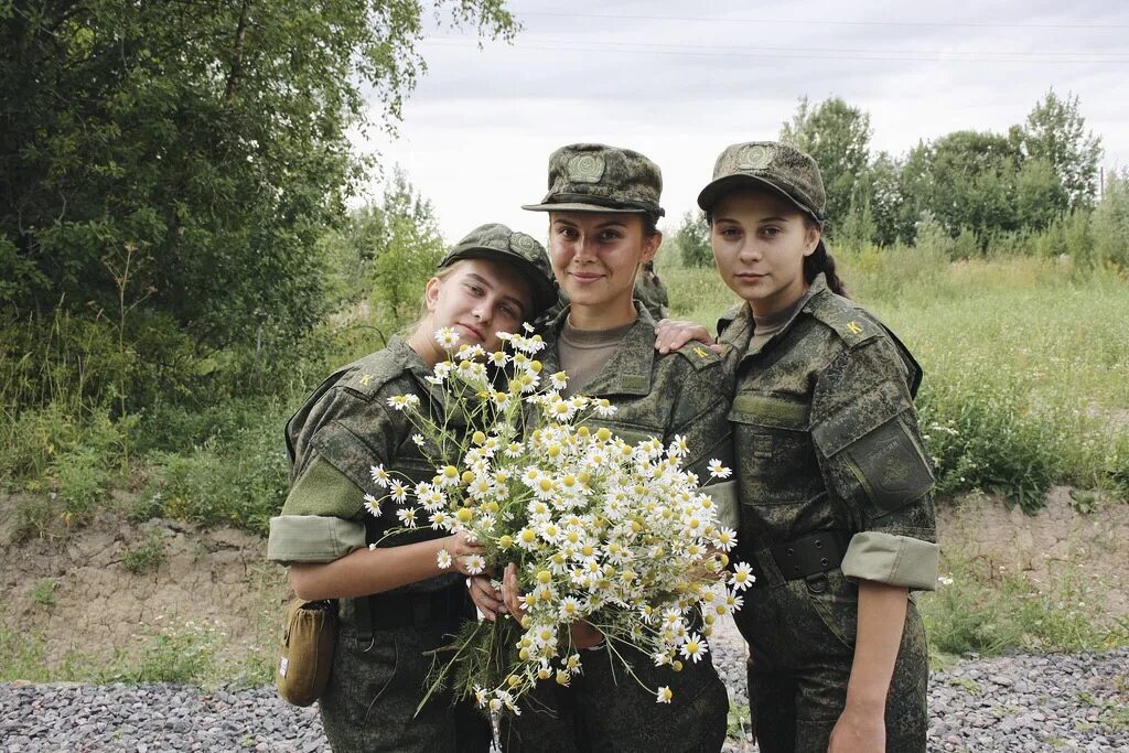 Девушка военный врач. Девушка военный медик. Женщины военнослужащие. Солдат с цветами. Военный сбукетом цветрв.