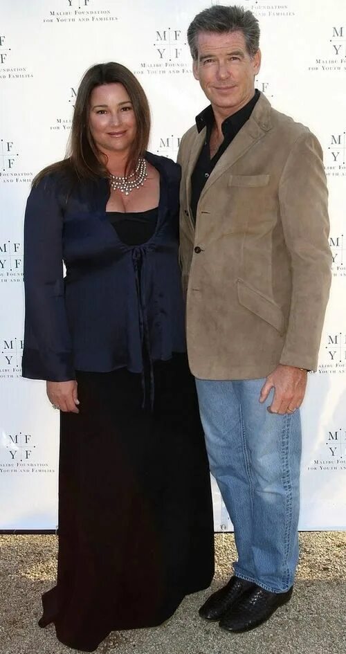 Келли смит жена пирса броснана. Жена джеймса бонда. Жена джеймса бонда. Джеймс бонд пирс броснан с женой. Пирс броснан с женой.