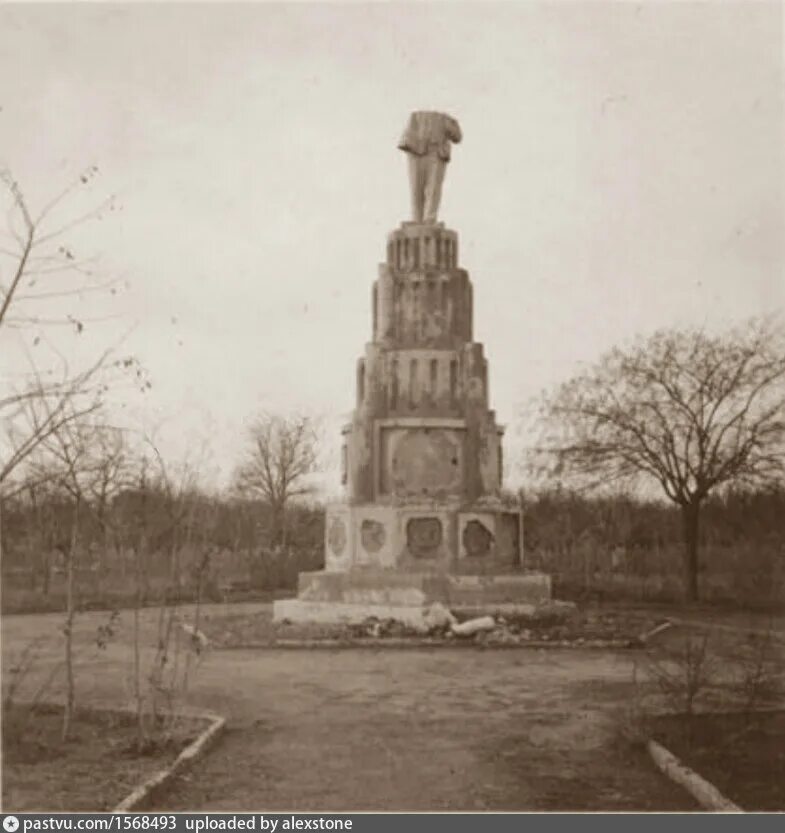 Памятник который был разрушен в 1930 годы. Парк имени Ленина Евпатория. Парк имени Франко Евпатория. Памятник Ленину в Евпатории. Парк им. и. Франко Евпатория памятник Ленину.