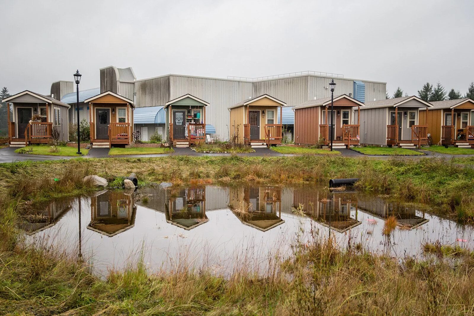 Village community. Tiny House деревня США. Американская деревня Канзас. Современная деревня. Американские деревья.