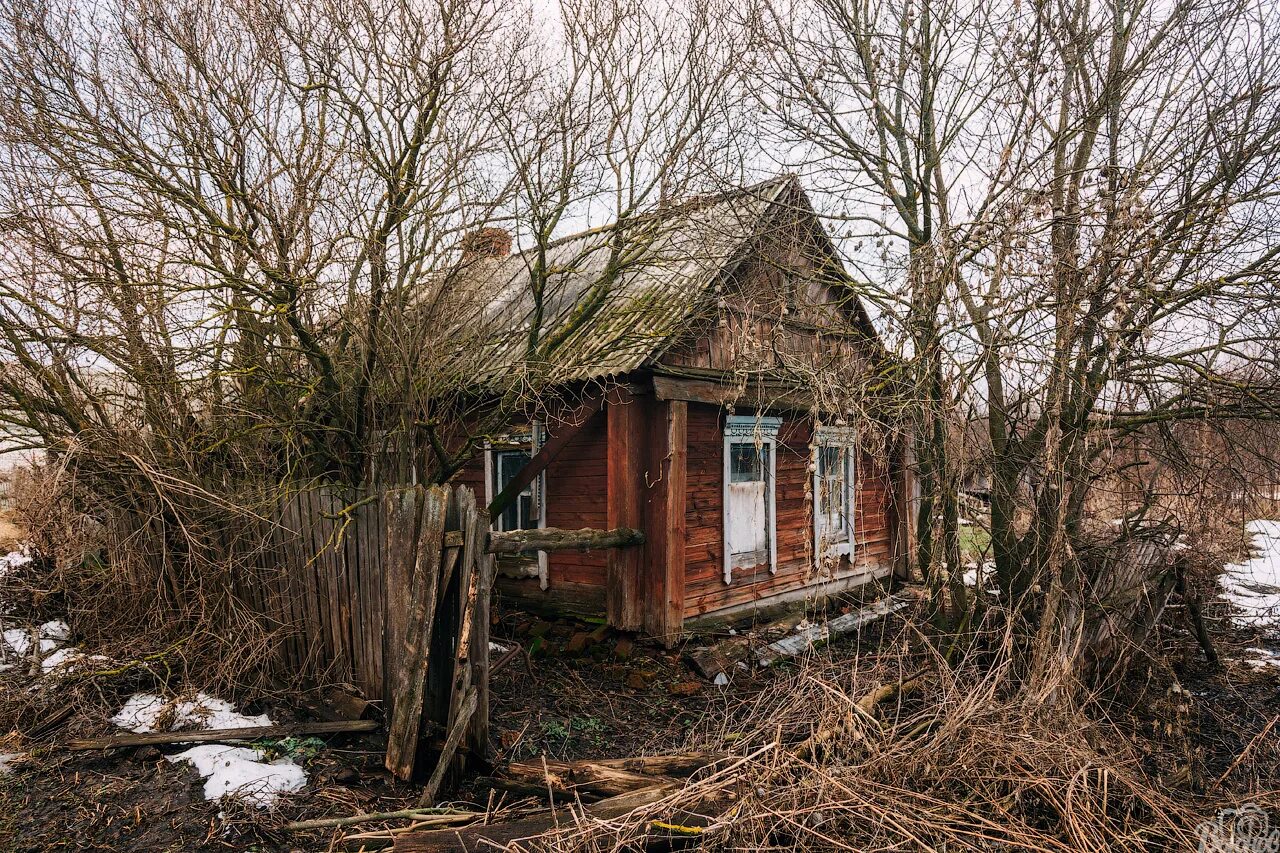 Стоит в деревне старый дом. Старый дом в деревне. старенький деревенский домик. ветхий деревенский дом. заросший деревенский дом.
