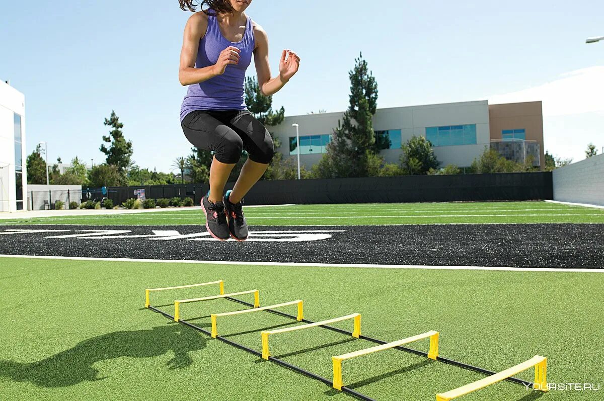 упражнения на реакцию. прыжки через препятствия. лестница для спорта. ловкость движений. физические упражнения на ловкость.