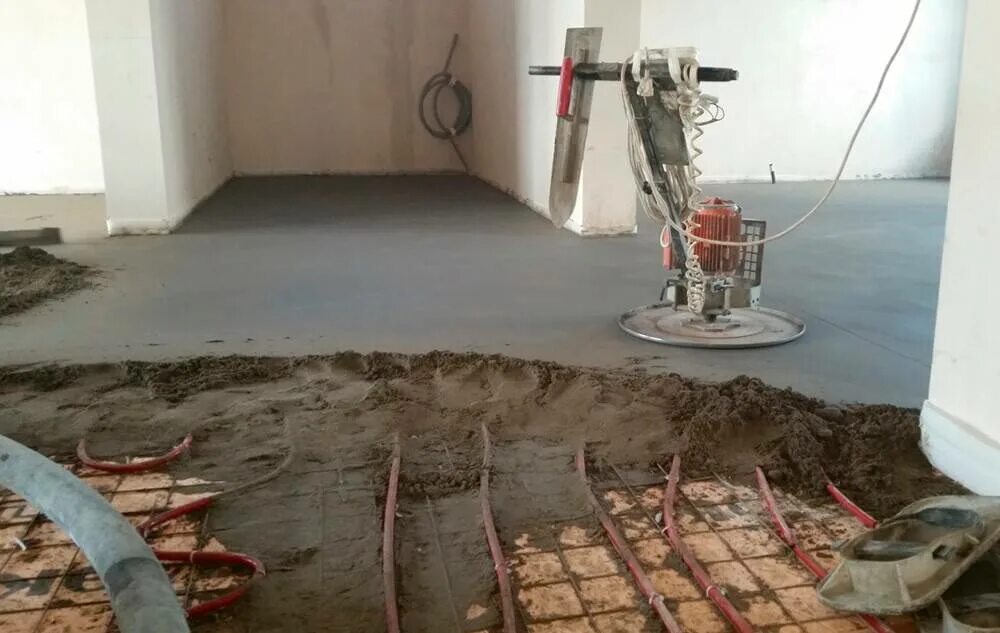 Механизированная полусухая стяжка пола 24/7. Полусухая стяжка подача смеси. Плюсы полусухой стяжки пола. Подготовка пола к полусухой стяжке. Механизированная сухая стяжка пола.