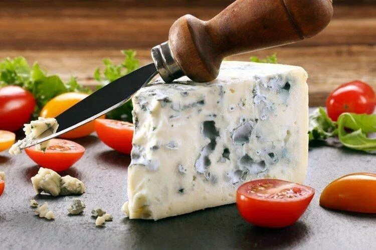 Бавария Блю сыр. Баварский голубой сыр. Бавария Блю сыр фото. Очень острый голубой сыр.