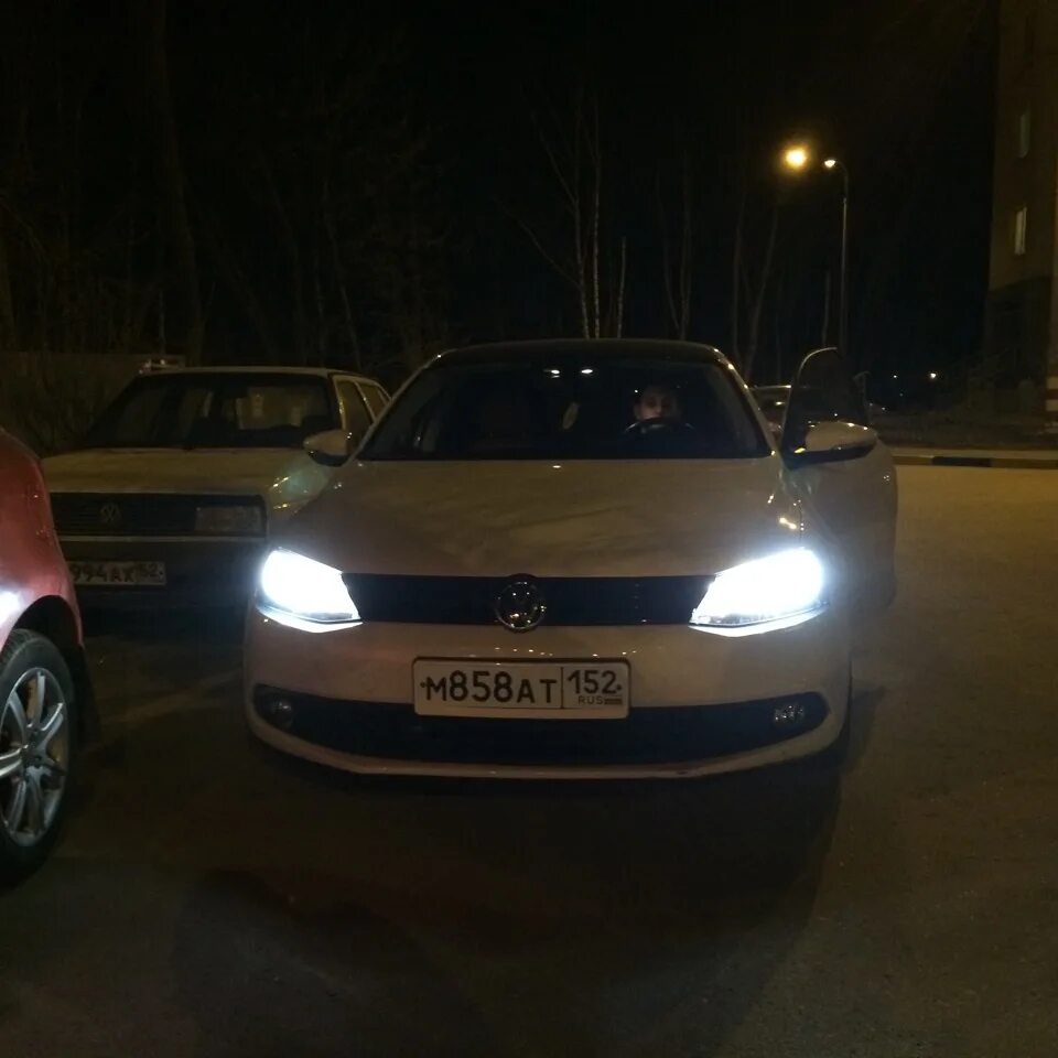 Лампочка габаритная фольксваген джетта. Фольксваген джетта 6 дхо. Дхо в фары фольксваген джетта 6. Led лампы для автомобиля фольксваген джетта. Лед лампы на фольксваген джетта 6.