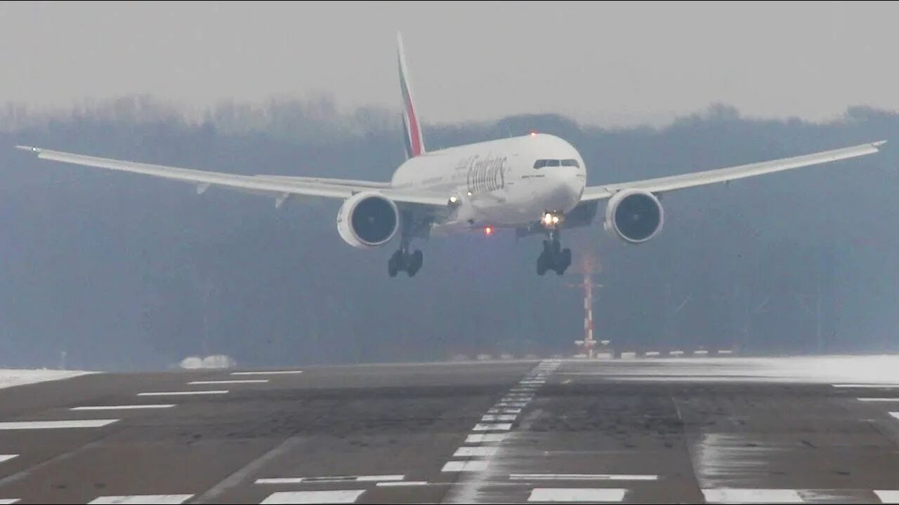 Зимой Боинг 777 взлёт. Посадка самолета. Посадка при боковом ветре. Посадка самолета при боковом ветре.