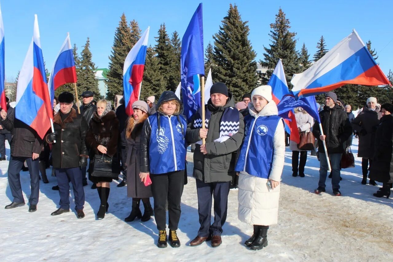 Флаг России с Путиным. Флажки день воссоединения Крыма с Россией. Крым 2014 поднятие флага России. Участники митинга концерта