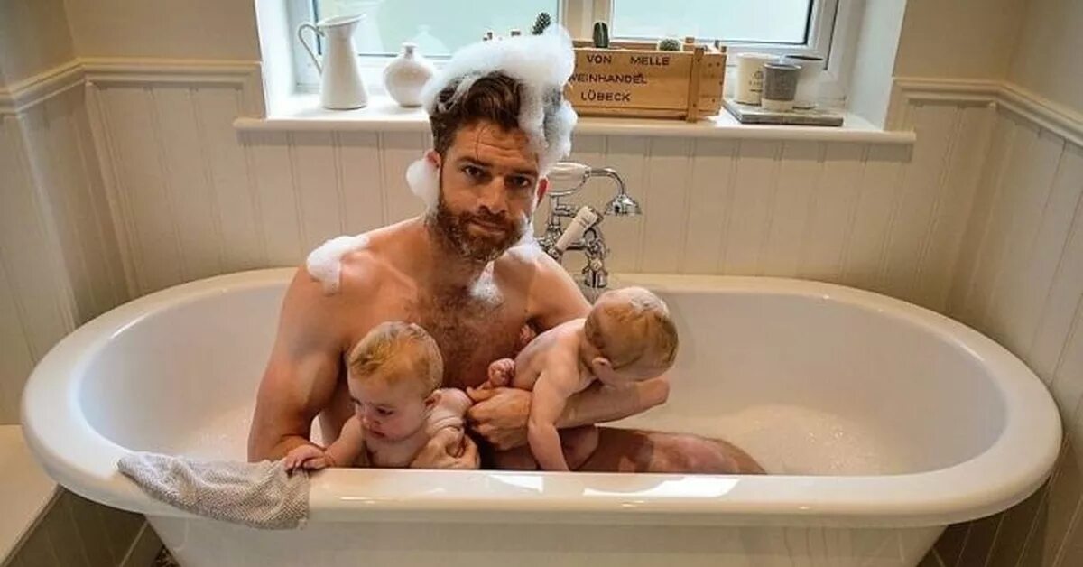 Отец в ванной. Дети в ванной с папой. Семья в ванной. Дети в ванной с родителями.