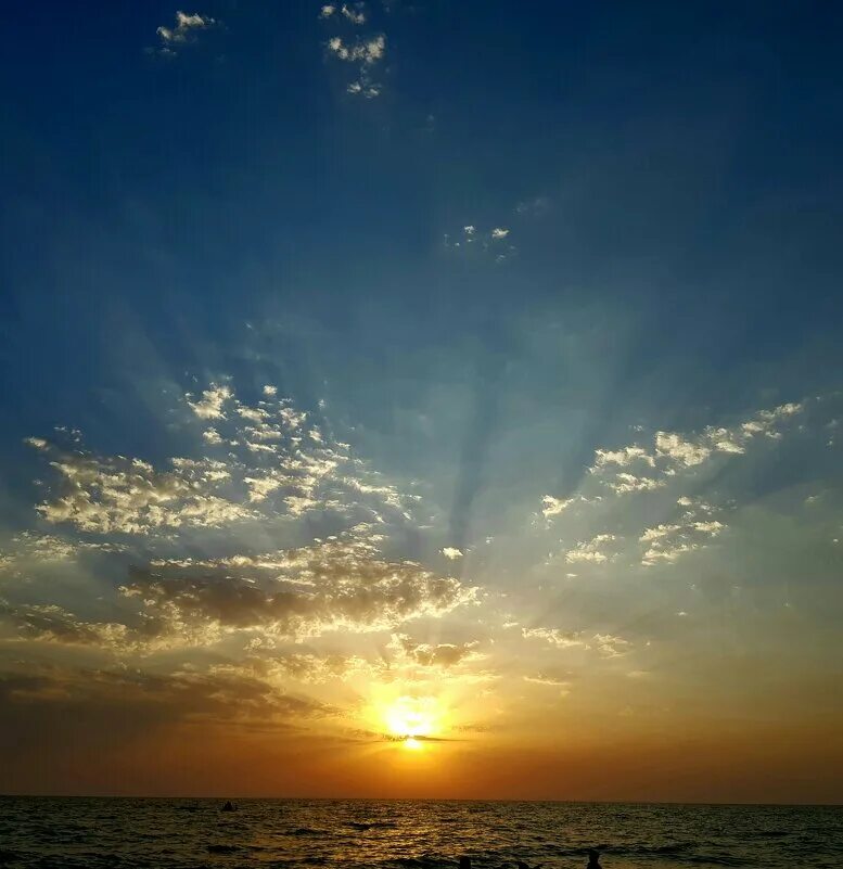 Заходящее солнце. Рассвет лучи солнца. Закат на море. Пейзаж с солнцем. Заходящее солнце.