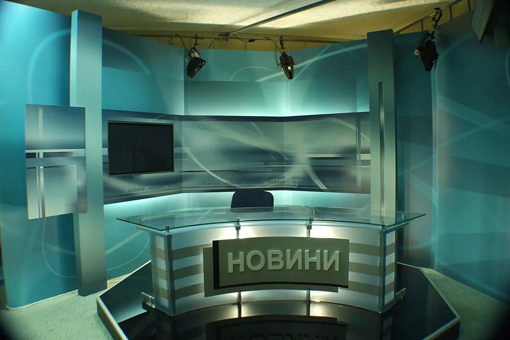 тв студия. студия телепередачи. студия новостей. интерьер студии для интервью. телевизионная студия.