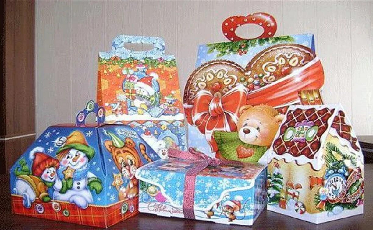 Школа сладких подарков. Новогодние подарки для детей. Новогодние подарки для детей сладкие. Новогодние подарки конфеты. Ребенок и много новогодних сладких подарков.
