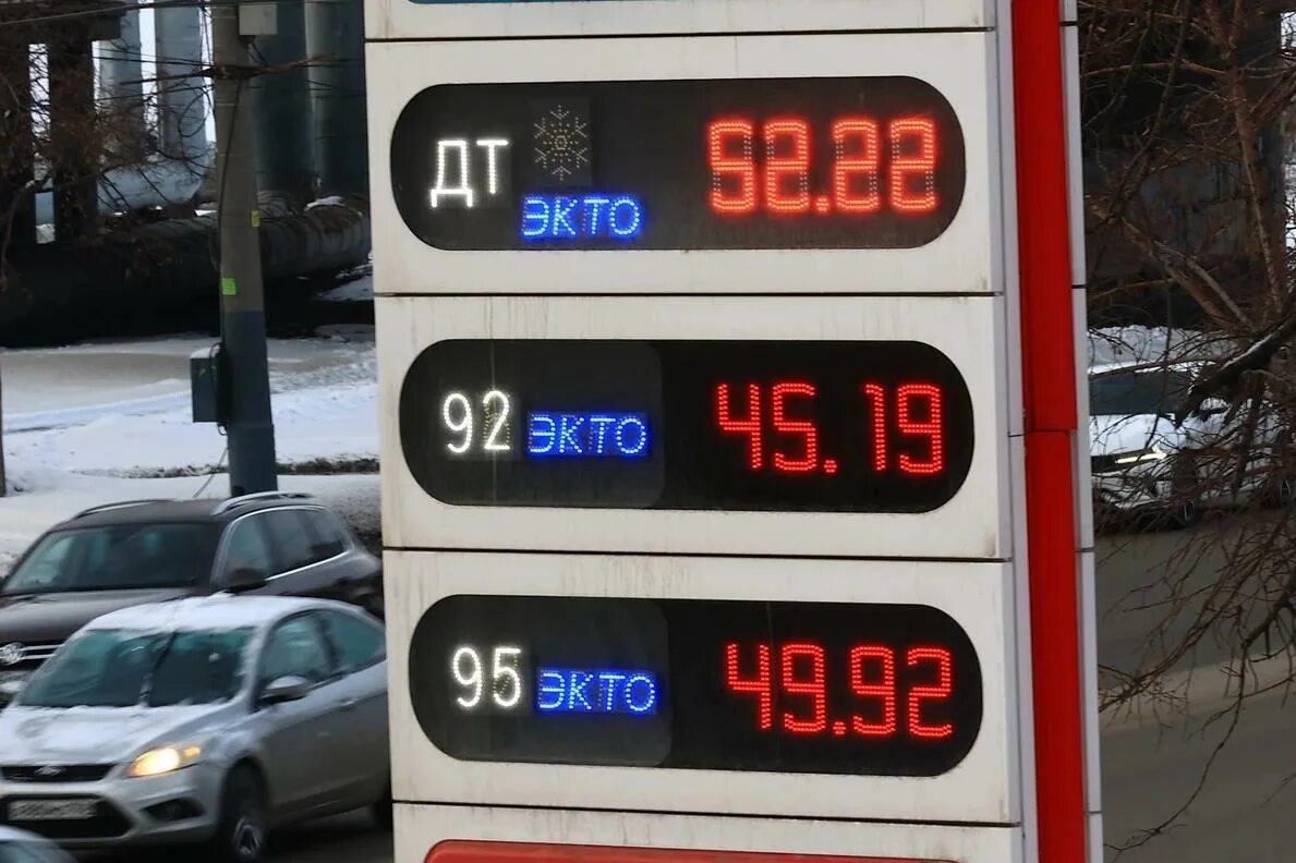 Сколько бензина на азс. Бензин АИ 92. 92 Бензин в Европе. Стоимость топлива в 2000 году. Бензин 1 литр 92.