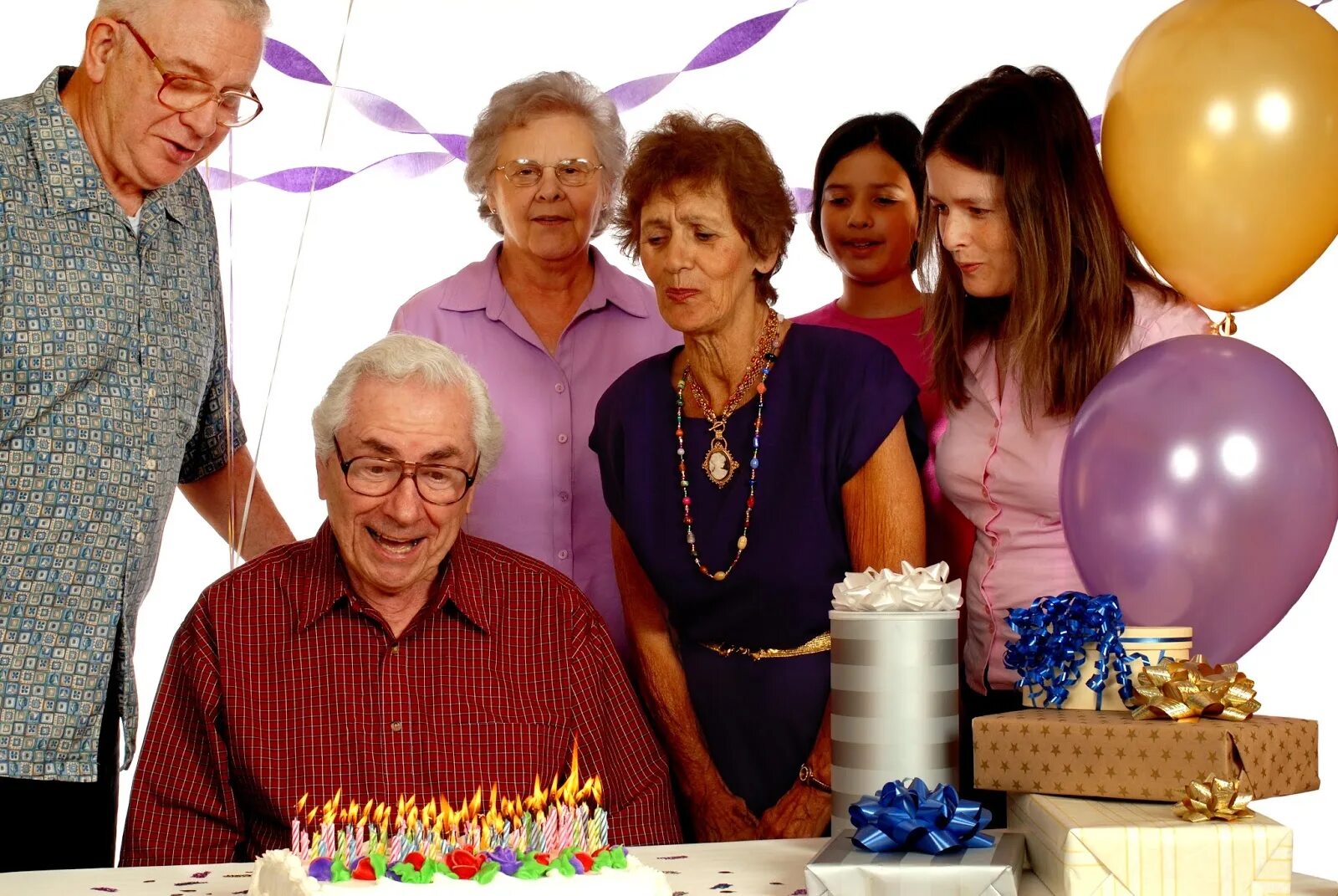 Отметить пятьдесят. С днём рождения пенсионеру. Празднование дня рождения старика. Старик отмечает день рождения. Юбилей фотографии.