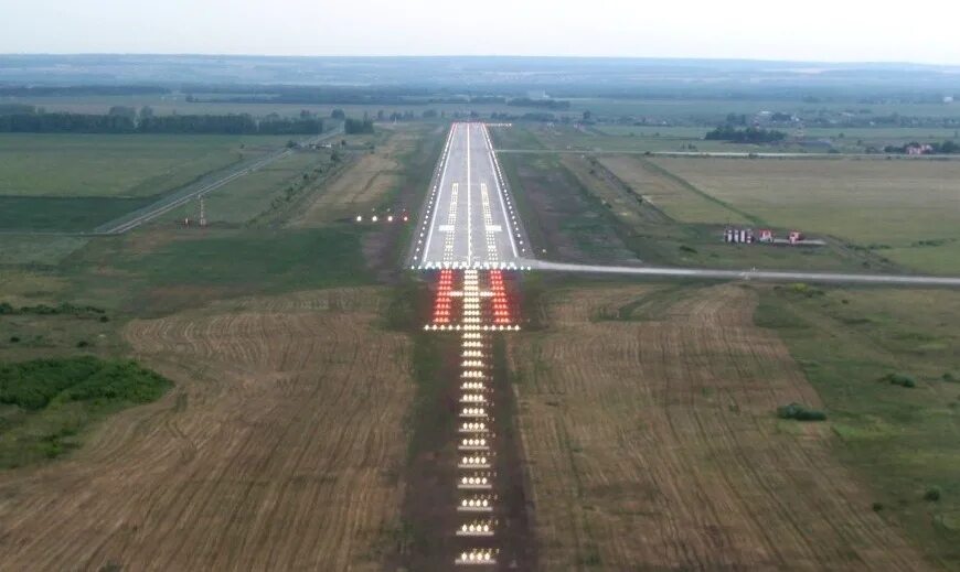 Взлетно посадочная полоса пулково. Взлетно посадочная полоса аэропорта. Аэродром азимут новотитаровская. Международный аэропорт дубай сверху полосы. Аэропорт псков азимут.