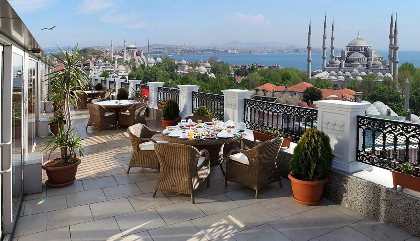 Рестораны стамбула с видом. Deluxe Golden Horn Sultanahmet Стамбул. Deluxe Golden Horn Sultanahmet Hotel 4. Отель Стамбул Golden Horn Sirkeci Hotel. Терраса Босфор Стамбул.