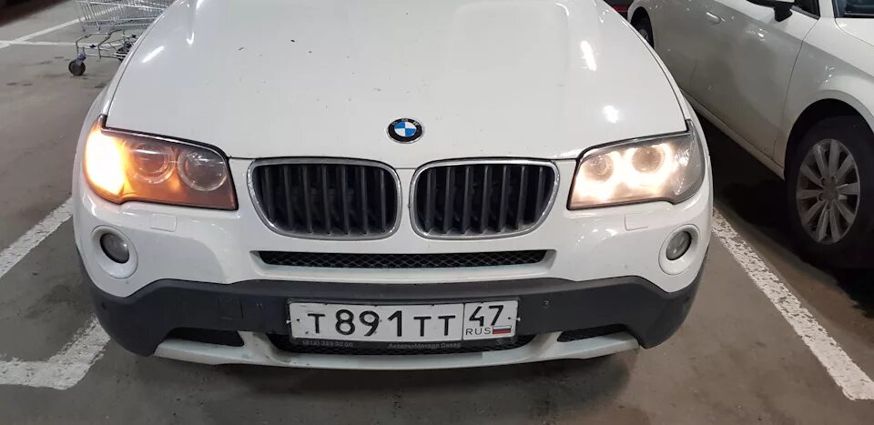 Фара на бмв х3. Ангельские глазки BMW e83. BMW x5 e70 галоген. BMW x3 e83 Рестайлинг. Лампа габаритная BMW x3 2008.