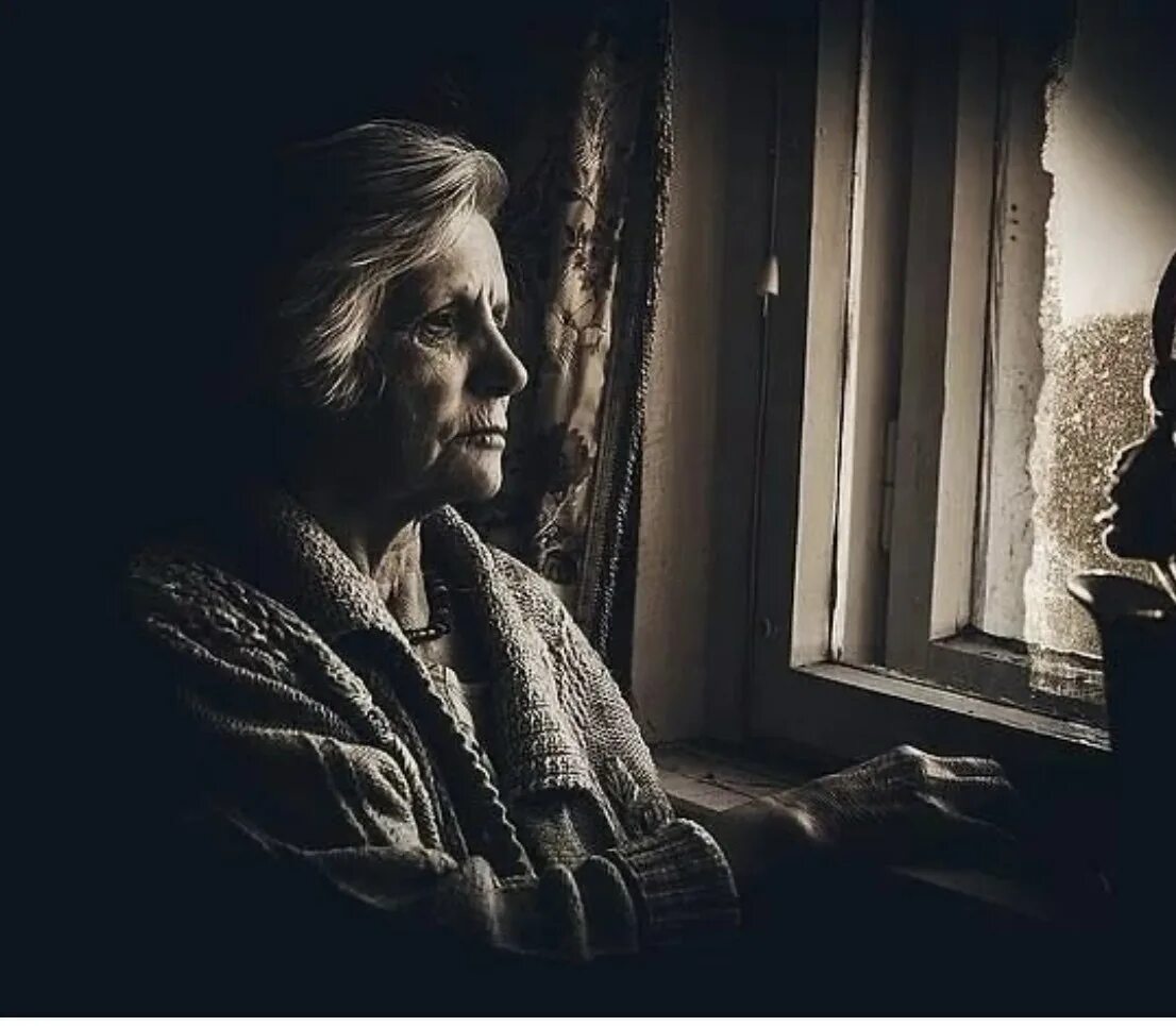 Мама сидит у окна. Старушка у окна. Мать у окна. Одиночество пожилых. Мама ждет.