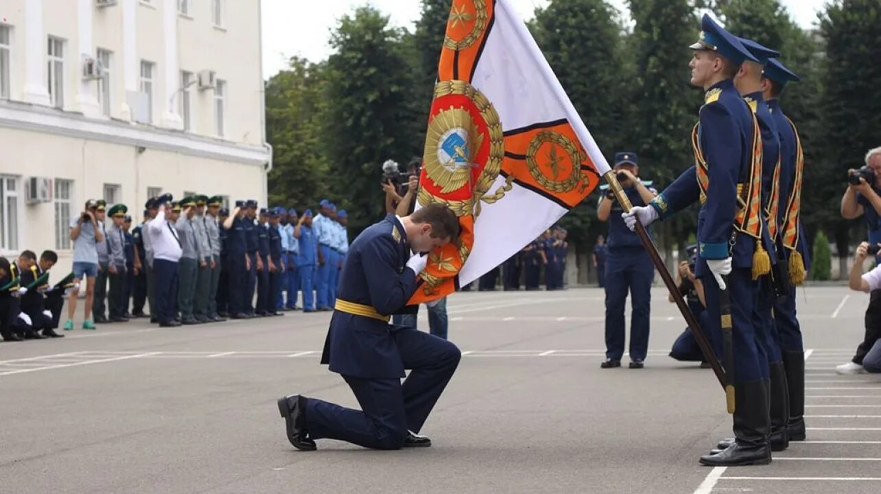 Перед знаменем