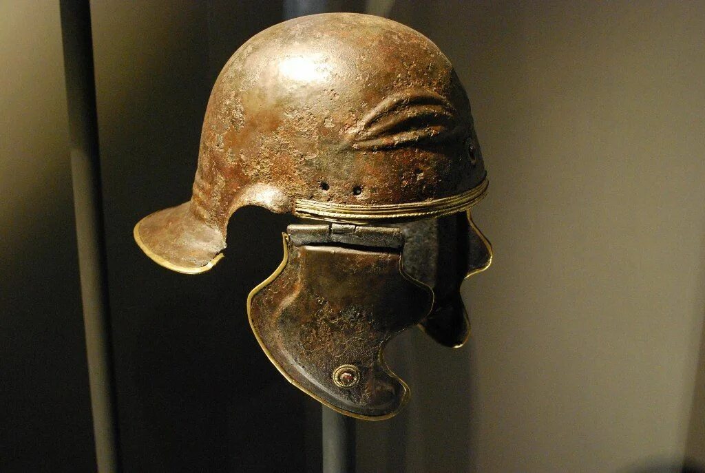 Когда изобрели шлем. Шлем imperial gallic. галльский шлем римский имперский. шлемы легионеров рима. римский шлем монтефортино.