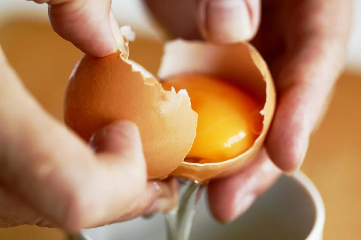Желток куриного яйца. Разбитое яйцо. Разбитое куриное яйцо. Сырое яйцо. Для чего пьют сырые яйца