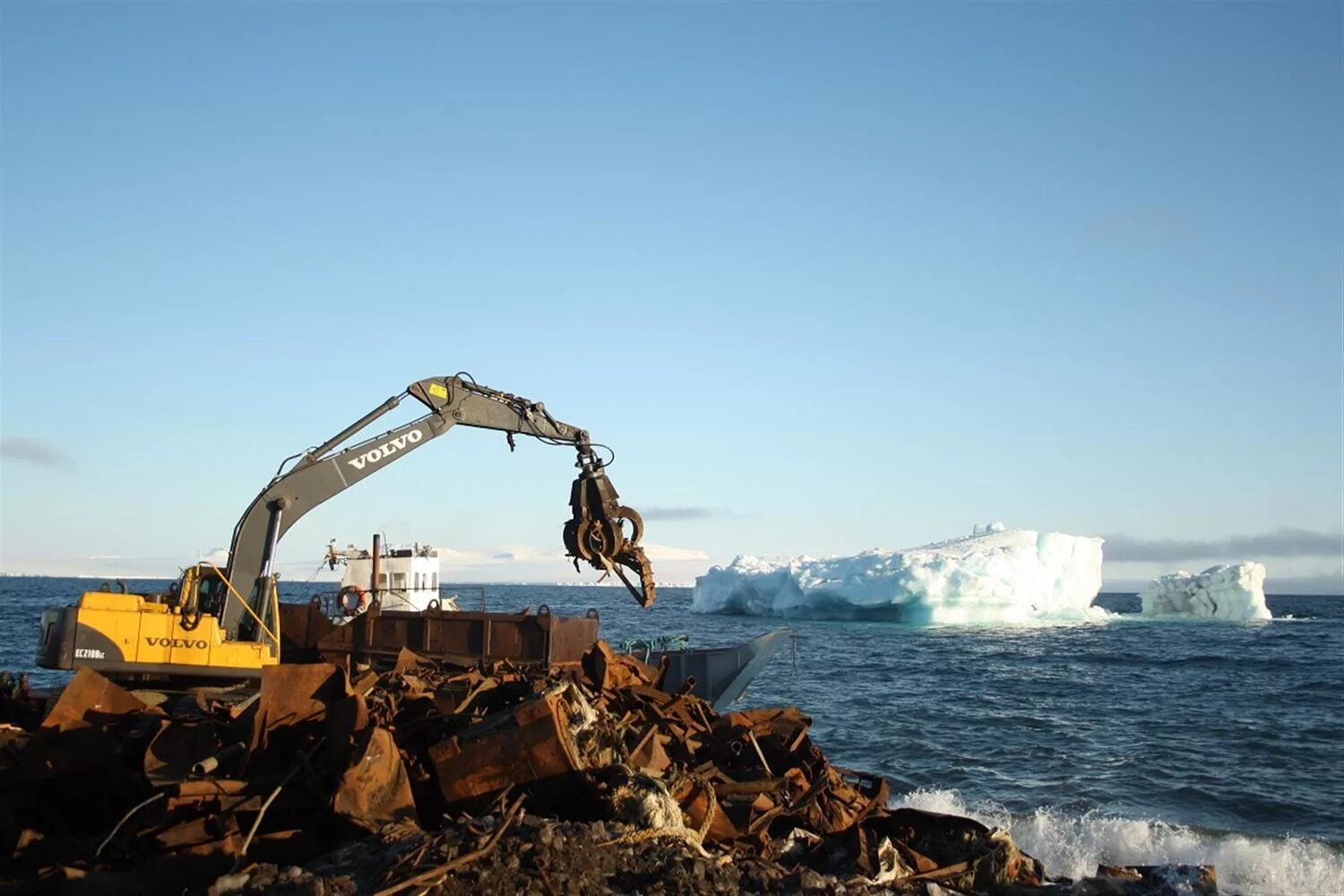 Могильники остров врангеля. Отходы на земле франца иосифа. Архипелаг новая земля белушья губа белые медведи. Проблемы новой земли. Свалка в арктике.