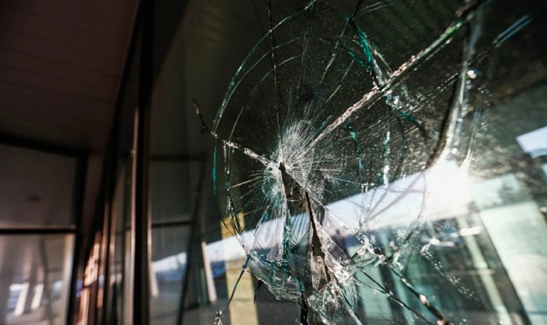 разбитое окно. разбитый алкоголь в магазине. разбитые кусочки стекла на полу. разбитые стекла в подъезде. разбитые витрины.