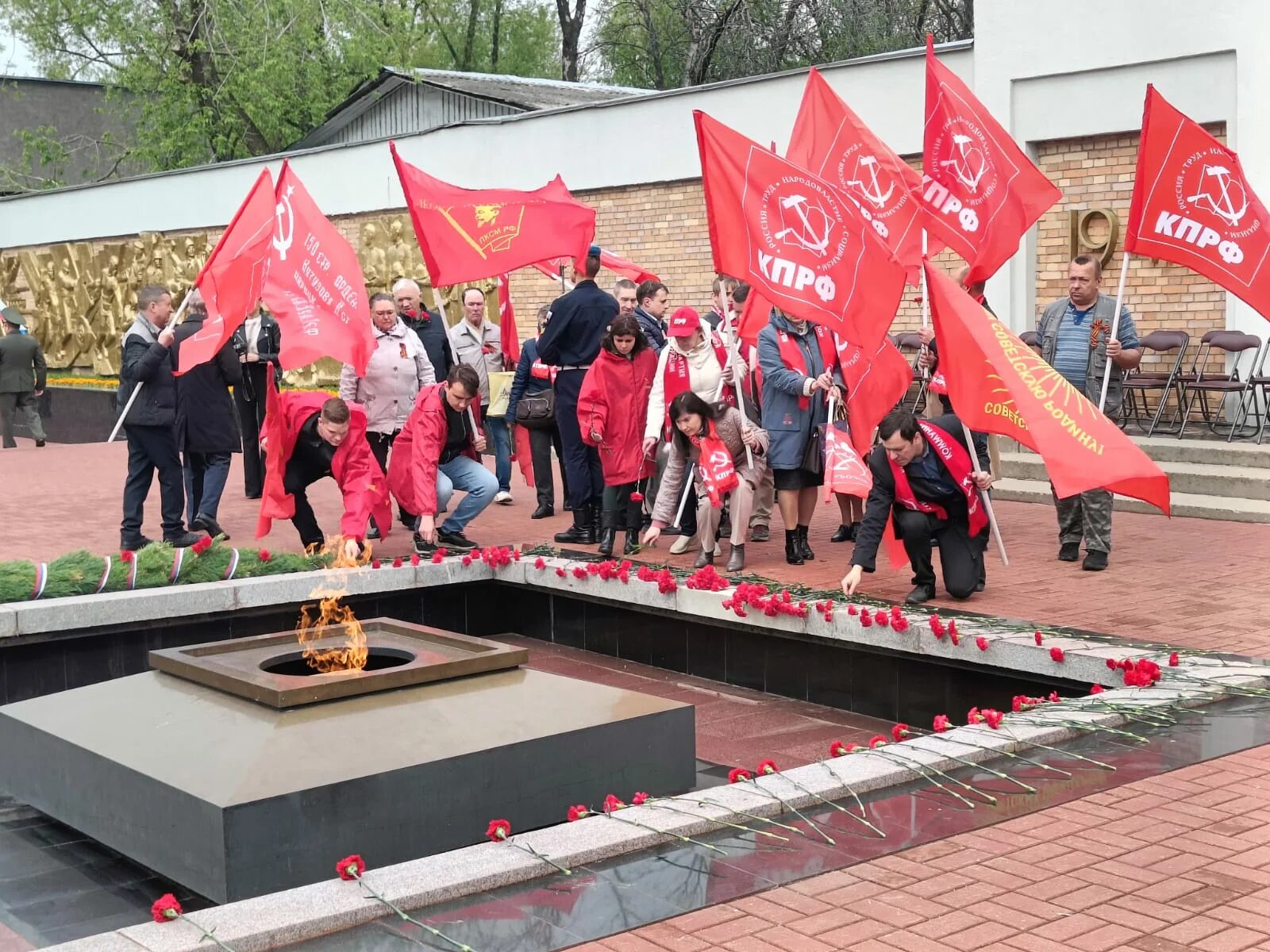 Возложение цветов. 9 Мая. Возложение цветов Рязань. С днем Победы КПРФ.