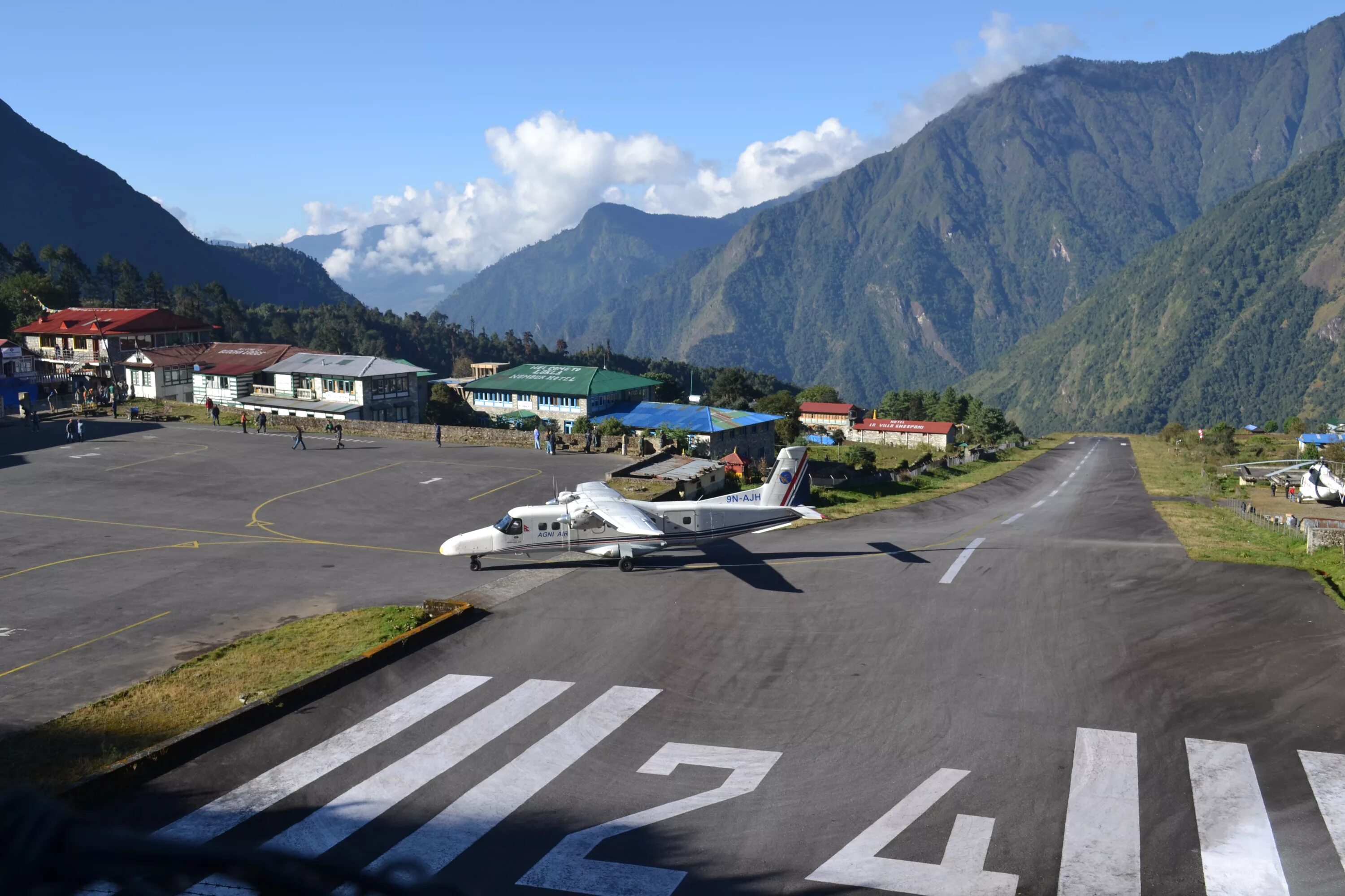 Аэропорт лукла. Аэропорт Лукла Непал. Аэропорт Тенцинг-Хиллари, Лукла, Непал. Аэропорт имени Тэнцинга и Хиллари, Непал. Лукла Тенцинг-аэропорт Хиллари.
