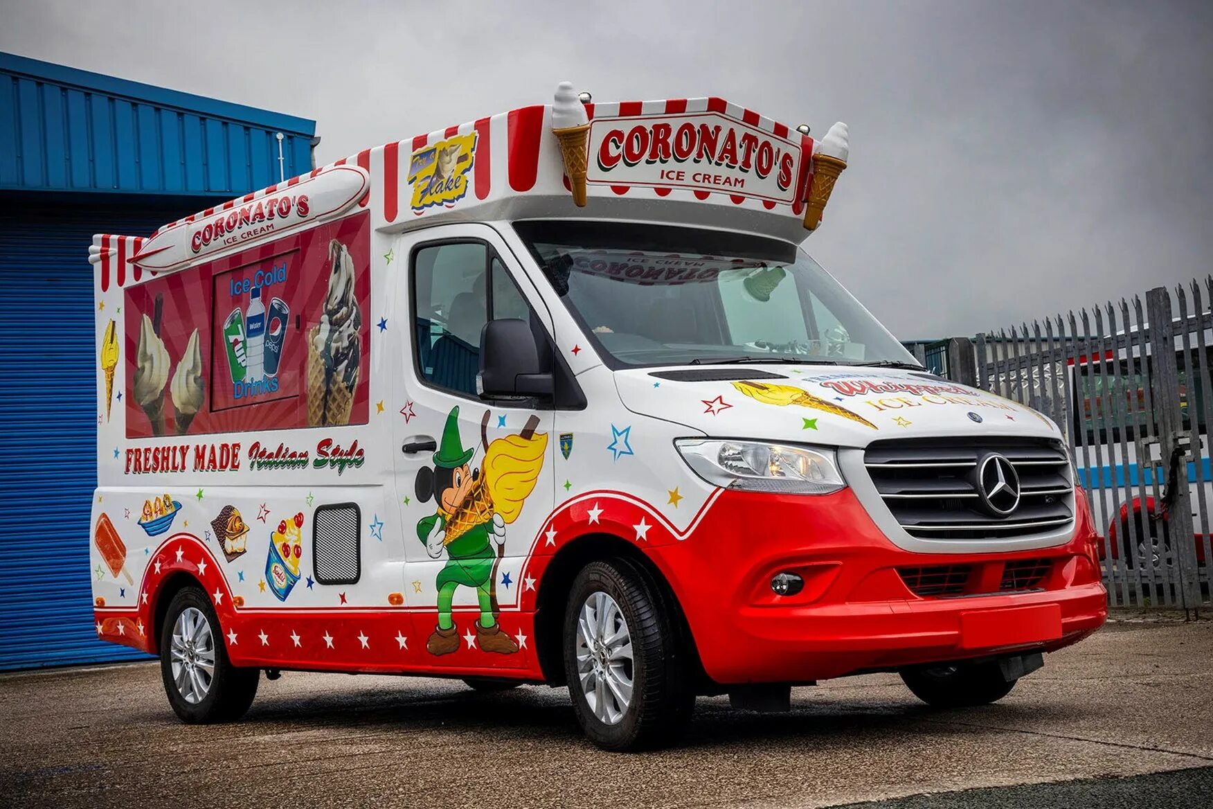 Машина мороженщика. Mr whippy van. Фургон с мороженым. Машина мороженного. Фуд трак мороженое.