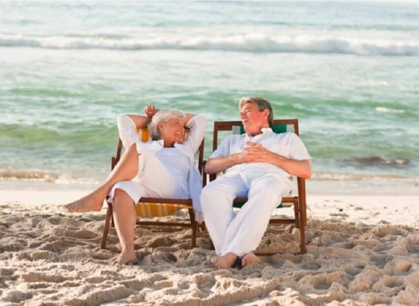 Старики на пляже. Пожилые на море. Мужчина и женщина на пляже. Пожилая пара на море.