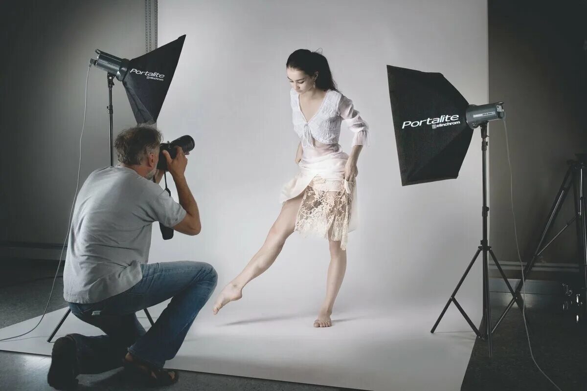 Съемка в фотостудии. Бокс для фотографирования. Освещение для фотографирования товара. Девушка фотограф в студии. Фотограф в студии.