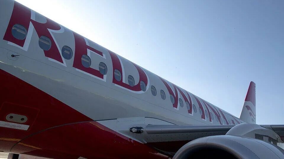 Пассажир ред вингс. Ту-204 ред вингс. red wings ту 204 ред вингс. ту-204 ред вингс 2025. ту-204 ред вингс двигатель.