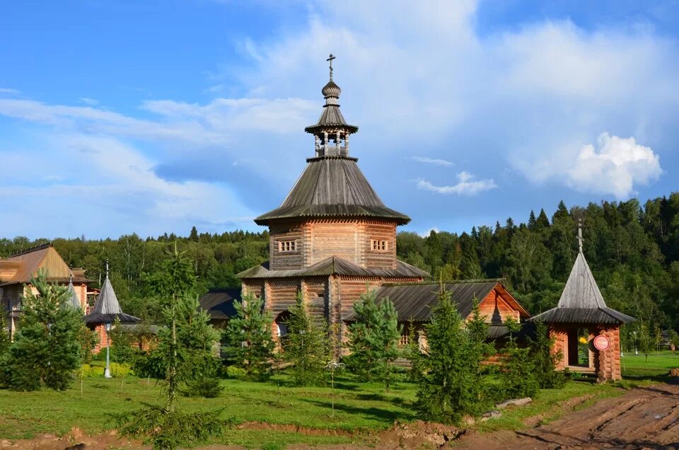 Сергиев родник. Гремячий ключ Сергиев Посад. Источник Сергия Радонежского Гремячий ключ. Родник Сергия Радонежского Гремячий ключ. Гремучий ключ Сергиев Посад.