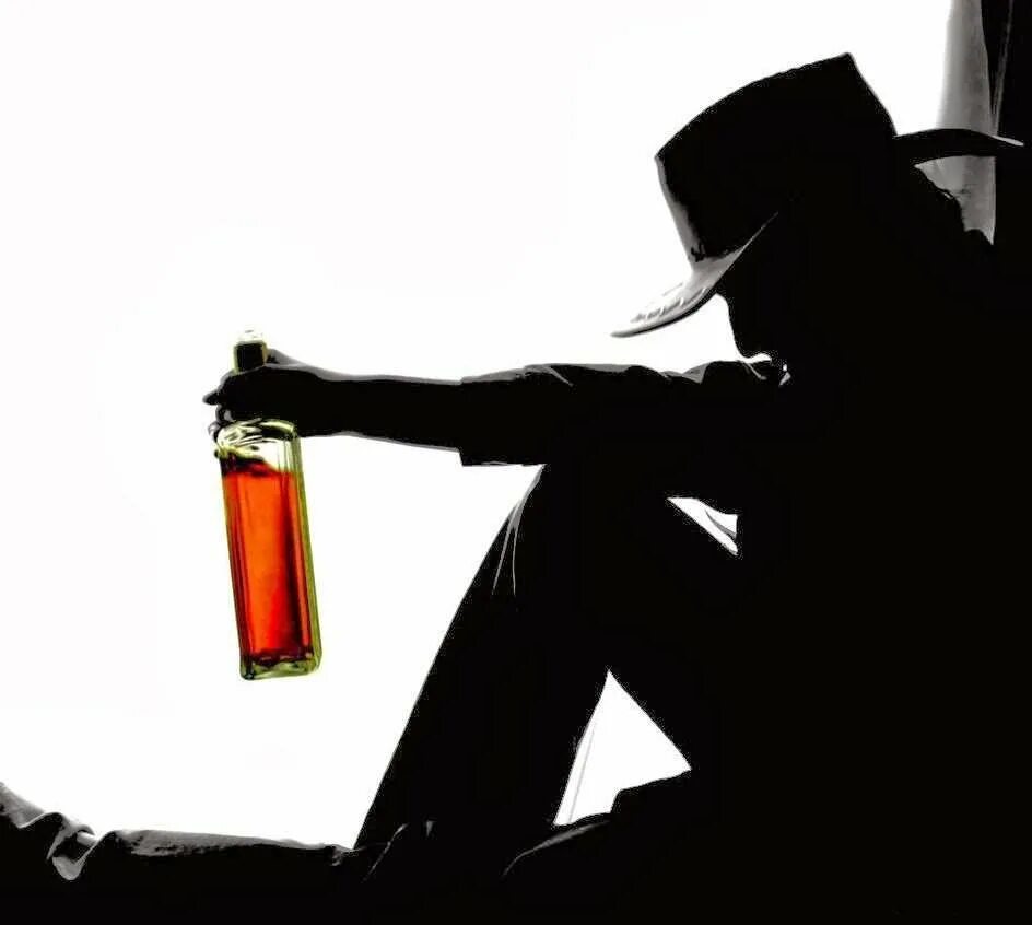Мужчина с бутылкой. Молодой человек с бутылкой. Виски с человеком на бутылке. Парень пьет виски. Виски шляпа