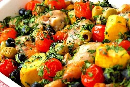 Замороженные овощи запеченные в духовке с курицей. Овощи в духовке. картошка с овощами в духовке. картошка с помидорами. курица с овощами в духовке.