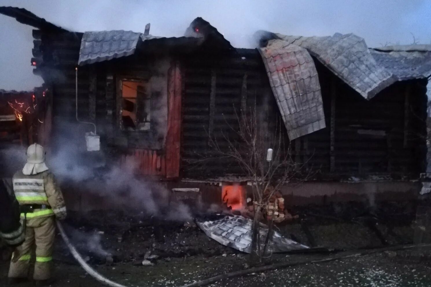 Вечер 13 04. Пожар в Песочном Рыбинский район. Пожары в жилых домах. Пожар в частном доме. Пожар в Ярославской области вчера.