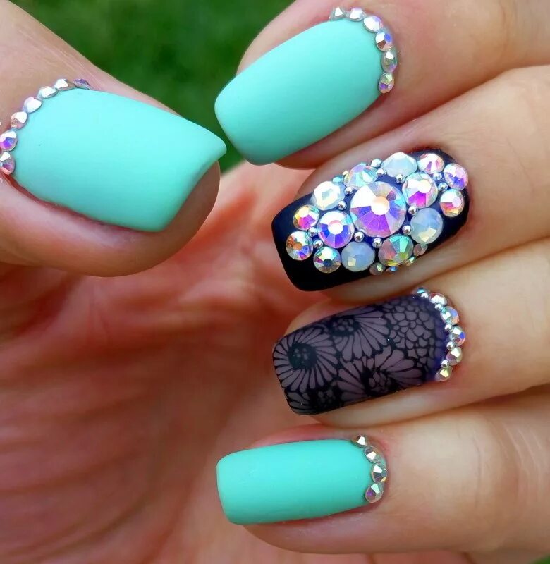 яркие стразы дизайн ногтей. коралловый маникюр со стразами. яркие стразы дизайн ногтей. бабочка на ногтях со стразами. градиент на ногтях со стразами.