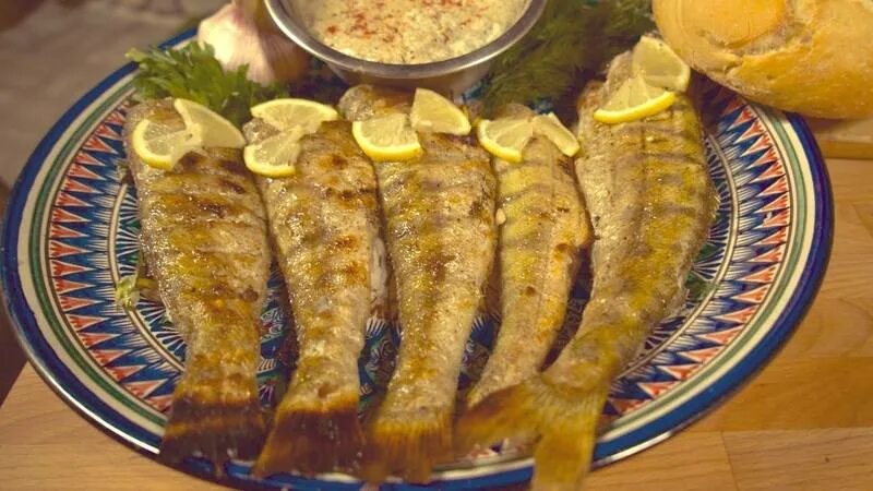 Судак как приготовить вкусно. Судак королевская рыба. судак рыба на мангале. судак по царски. судак по волжски.