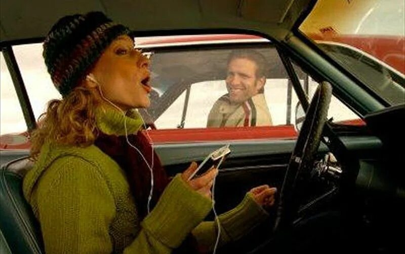 За рулем автомобиля. Водитель в машине. Шофер поет. Шофер поет. Шофер поет.