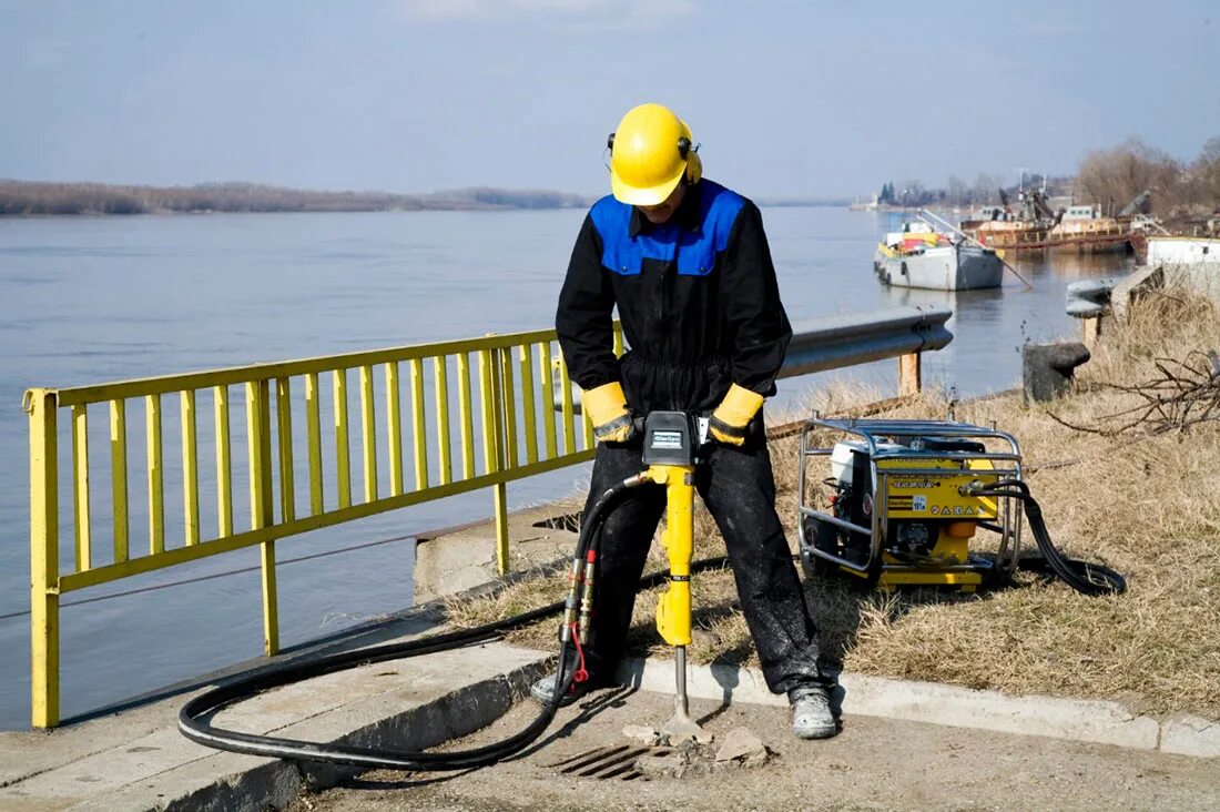 Работать отбойником. Atlas Copco гидравлический отбойник. Молоток отбойный гидравлический МГЗ-40. Отбойные молотки гидравлические Atlas. Отбойный молоток для асфальта.