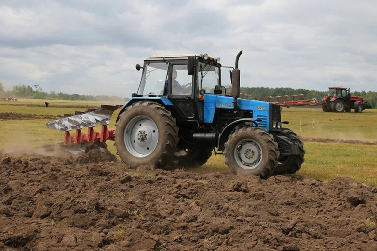 Плуг беларус трактор. Плуг для трактора мтз 1221. мтз 1221.2 с плугом. мтз 1221 с плугом. трактор беларус 1221 с плугом.